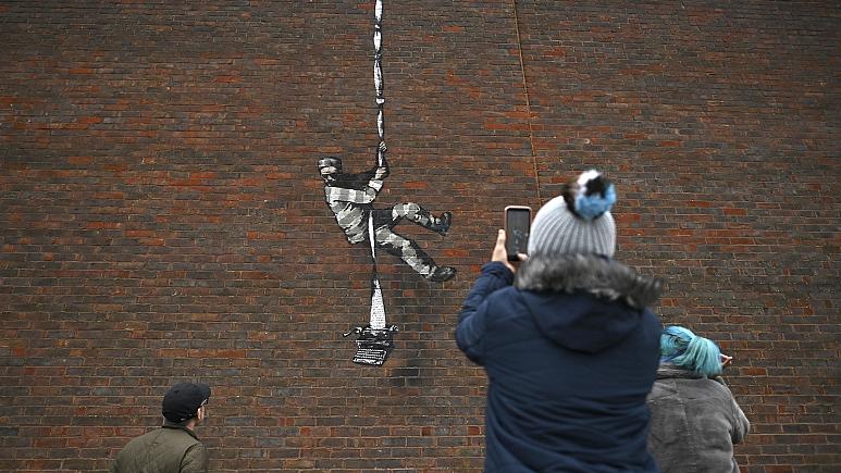 'Krijo Arratisje' - vepra e re e Banksy-t e punuar në murin e një ish-burgu (VIDEO)
