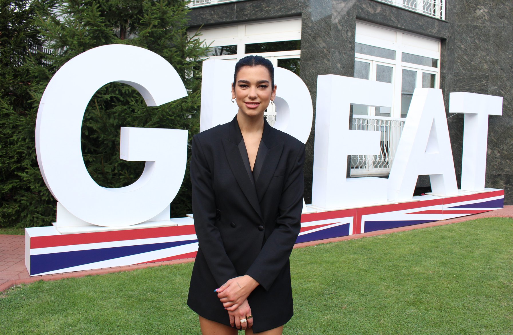 Ambasadori Britanik uron Dua Lipën për suksesin në ''Grammy''