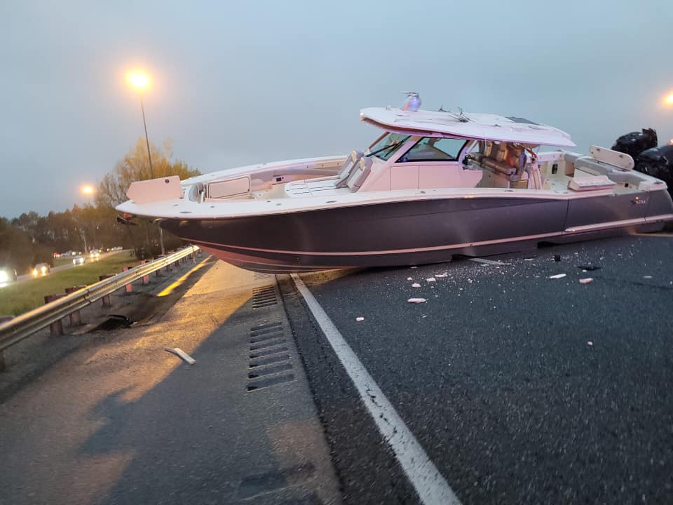 Anija bllokon autostradën për disa orë në Florida