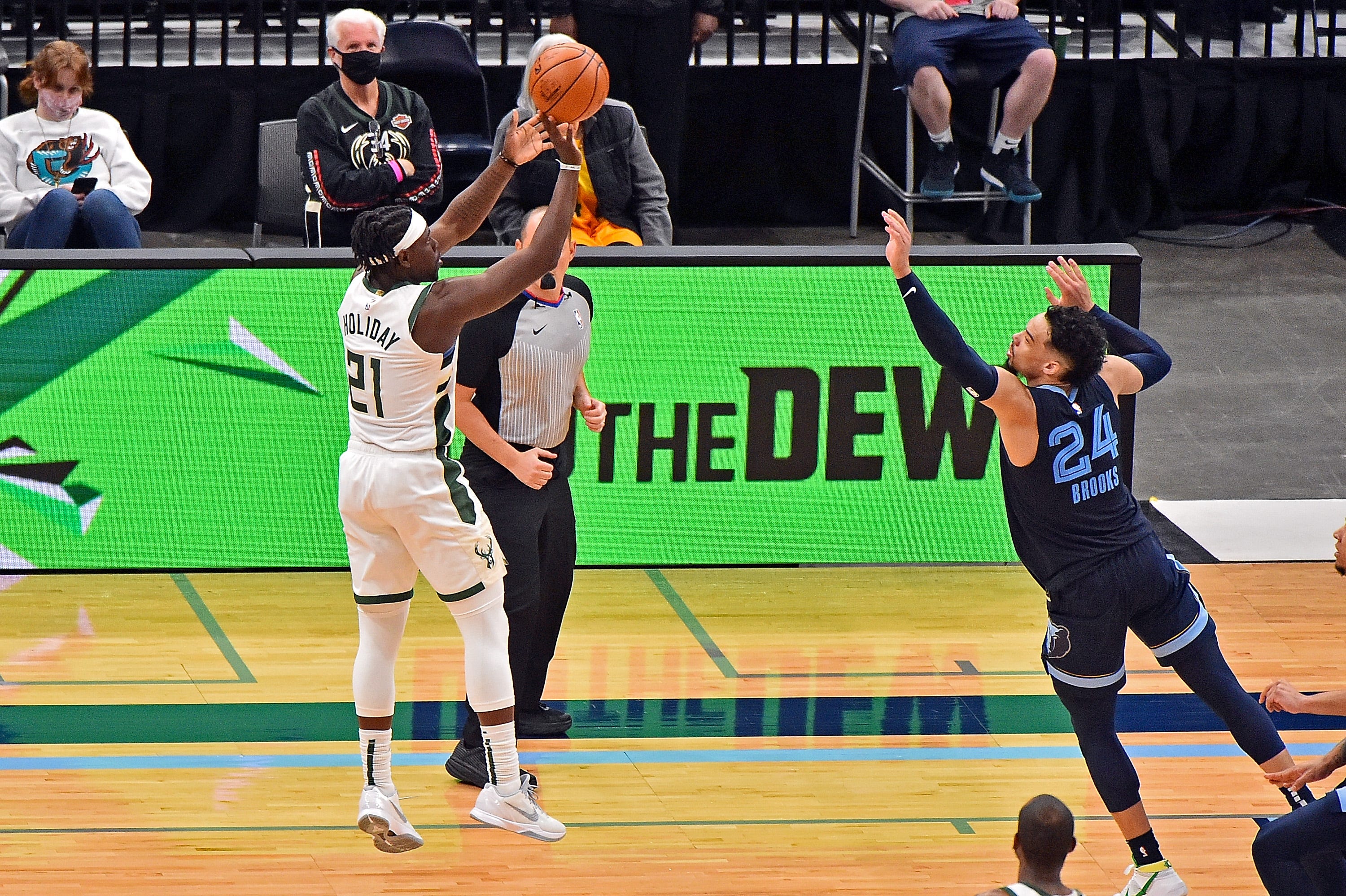 Bucks përvidhen me fitore të ngushtë te Grizzlies (VIDEO)