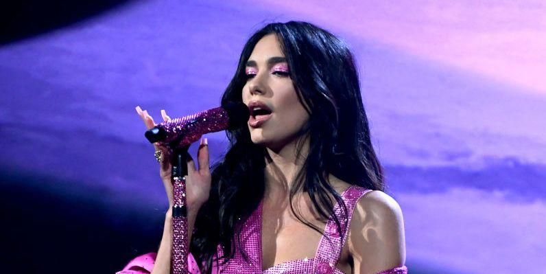 Dua Lipa në rozë, performanca e ceremonisë ‘’Grammy’’ që mahniti të gjithë (VIDEO)