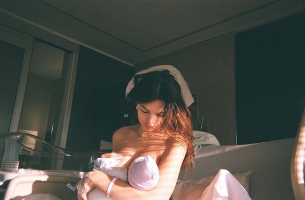 Emily Ratajkowsky bëhet nënë për herë të parë