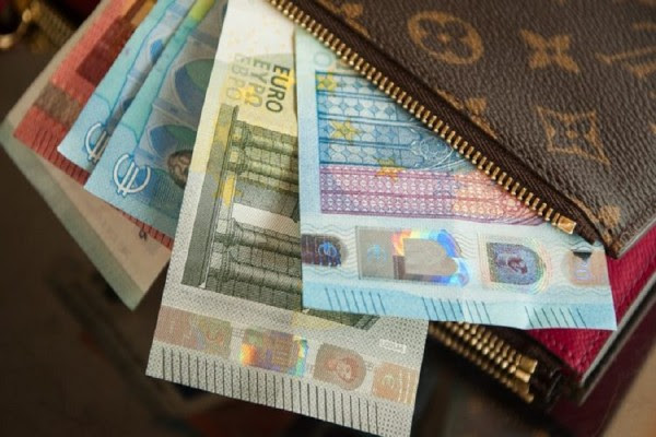 ​Mënyra se si mbani para në portofolin tuaj tregon nëse do të jeni të pasur apo të varfër