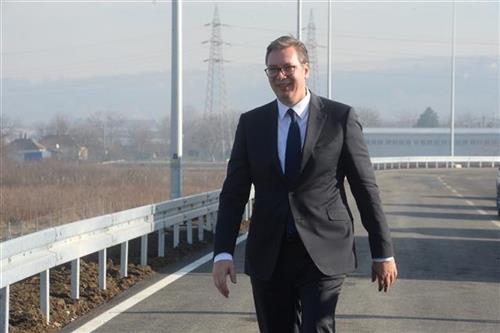 Vuçiq sot në Sarajevë, shpërndan vaksinat e dhuruara nga Serbia për Bosnjën