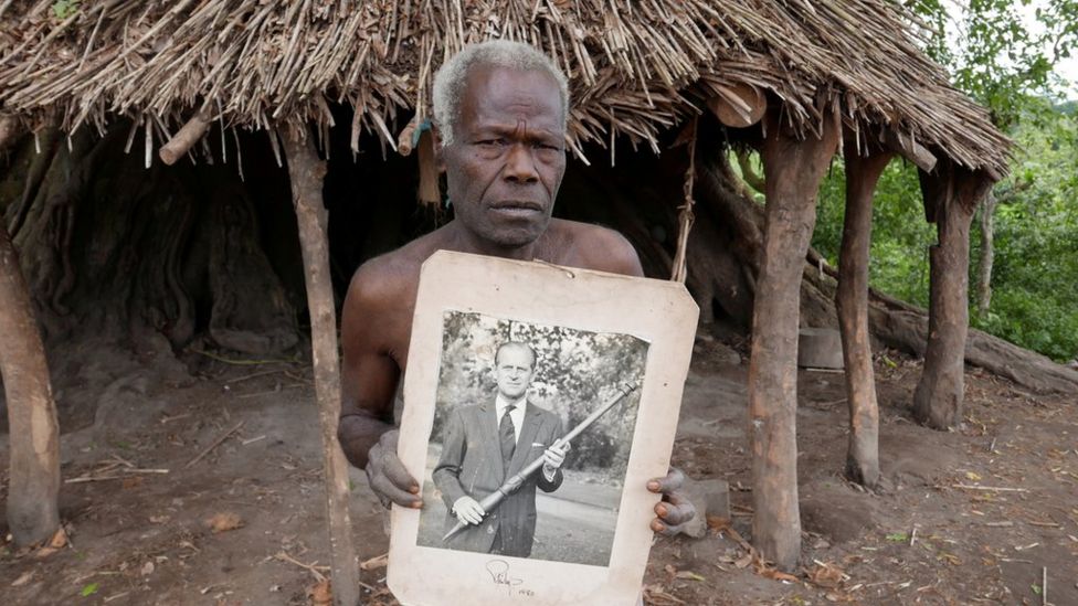 Fiset Vanuatu mbajnë zi për vdekjen e ‘Zotit’ të tyre, Princit Philip