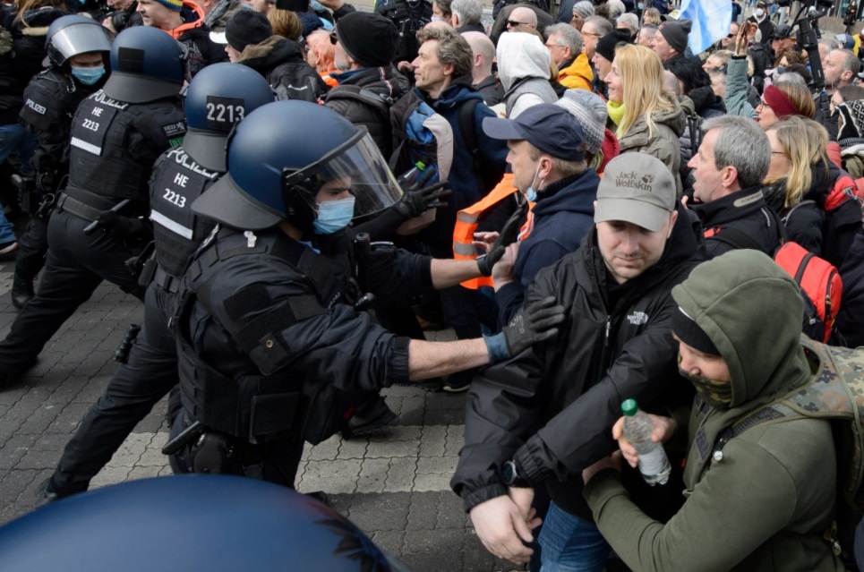 Protesta nëpër disa vende evropiane ndaj masave kundër pandemisë (VIDEO)