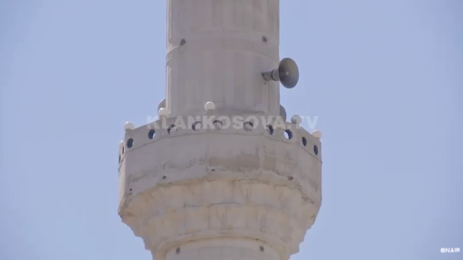 Myzeini thirri ezanin më herët, besimtarët bënë iftar (VIDEO)