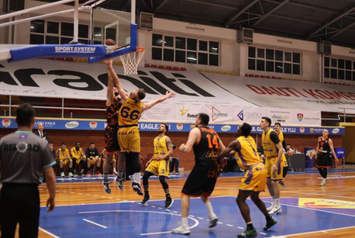 Bashkimi fiton dramën në vazhdime ndaj Yllit