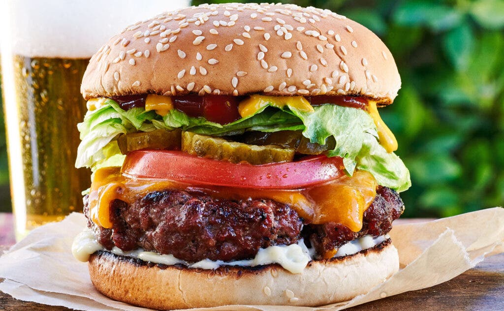 Restoranti ofron hamburgerë falas për një vit për klientët që bëjnë tatuazhe