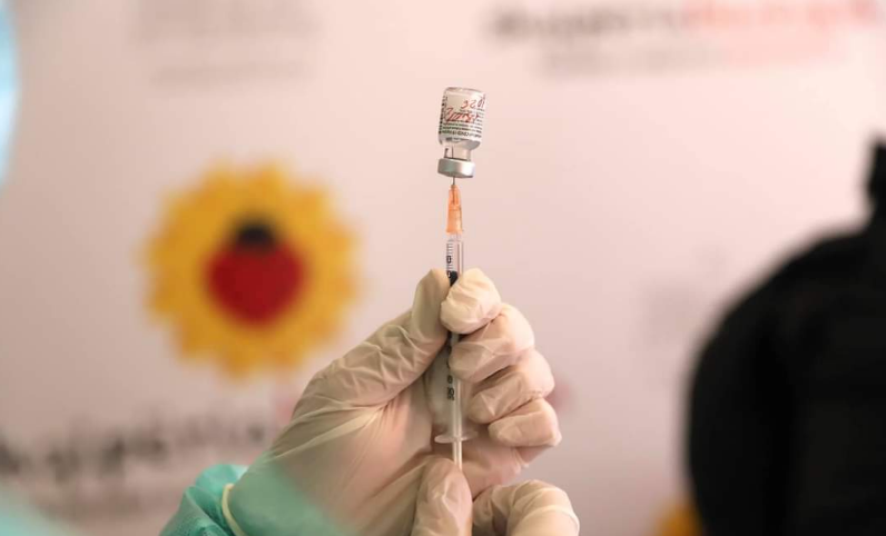 Nesër nis vaksinimi i farmacistëve në Tiranë