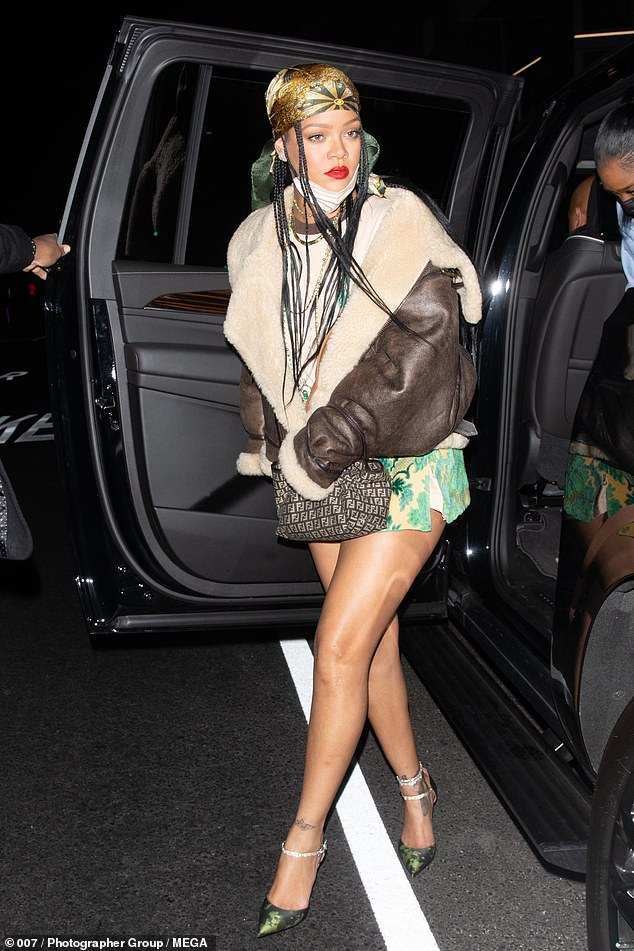 Rihanna ekspozon këmbët ndërsa darkon në Los Angeles