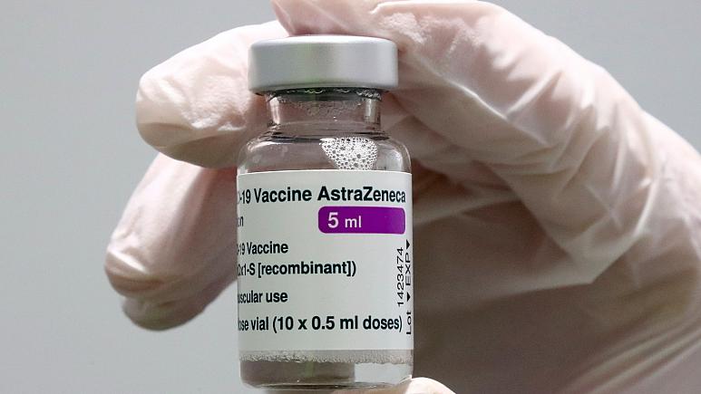 Holanda pezullon përdorimin e vaksinës së AstraZeneca për personat nën 60 vjet