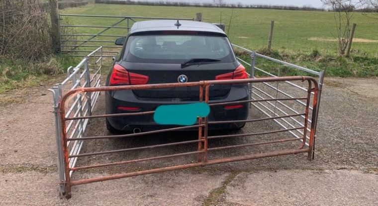 Ia zuri hyrjen me veturë, fermeri e bllokon BMW-në me rrethoja