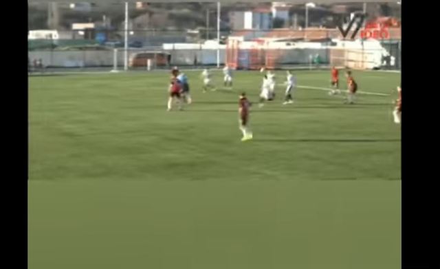 Ndodh në Kosovë: Referi asiston në golin e shënuar (VIDEO)