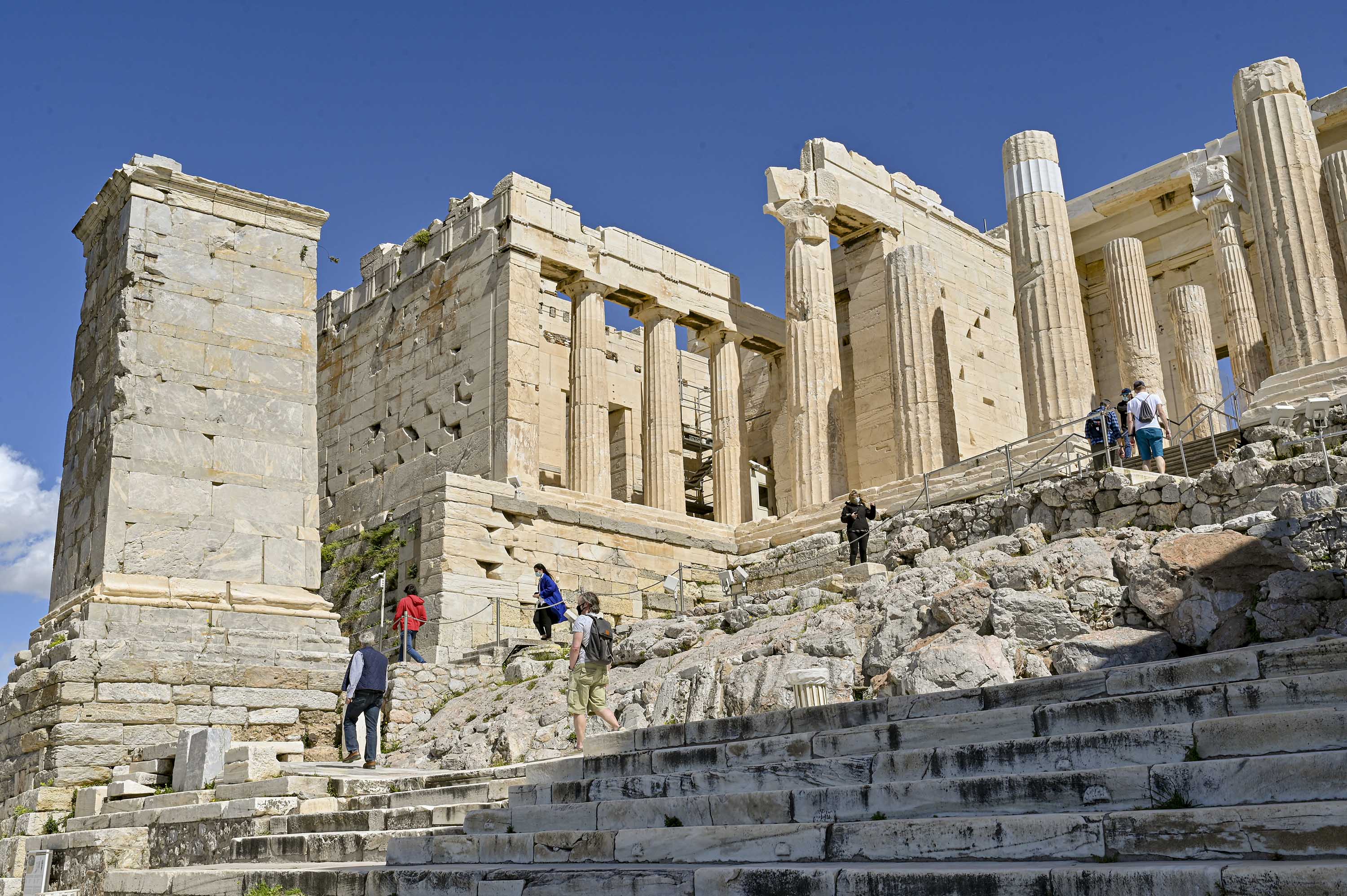 Greqia heq karantinën, merr hapa për t'u hapur për turizmin