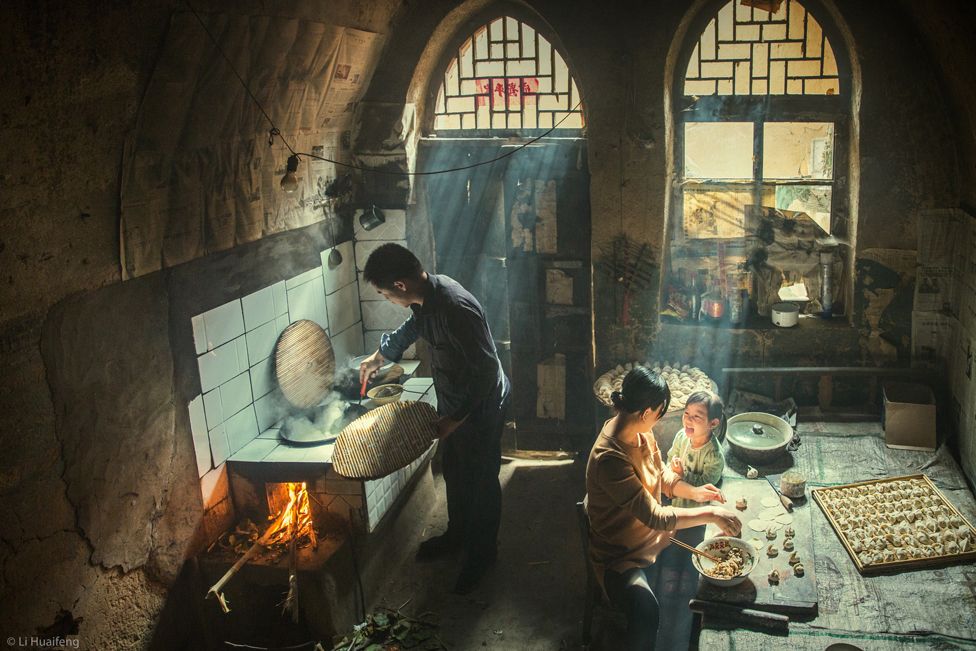 Fotografia ku përgatit ushqim e tërë familja zgjidhet si më e mira