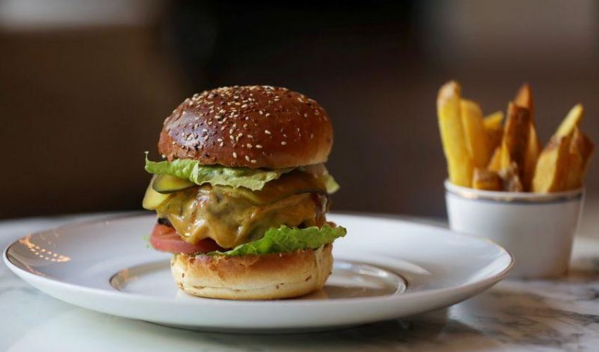 Pandemia detyron shefin e kuzhinës të krijojë një hamburger të ri, bëhet hit në Amsterdam