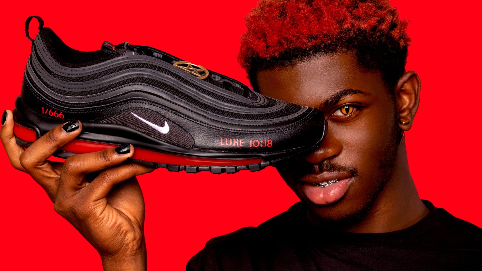 Atletet 'satanike' të Lil Nas X me gjak njeriu, shiten brenda një minute