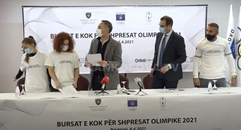 KOK nënshkruan kontratat me 24 bursistë (VIDEO)