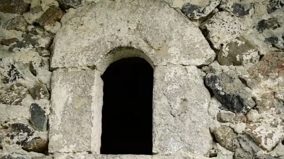 Kulla 200 vjeçare në Zylfaj të Gjakovës kërkon dorën e shtetit (VIDEO)