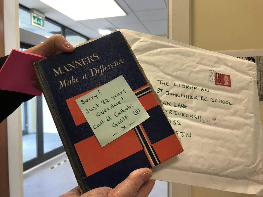 Pas 32 vjetësh i kujtohet ta kthejë librin në bibliotekën e shkollës