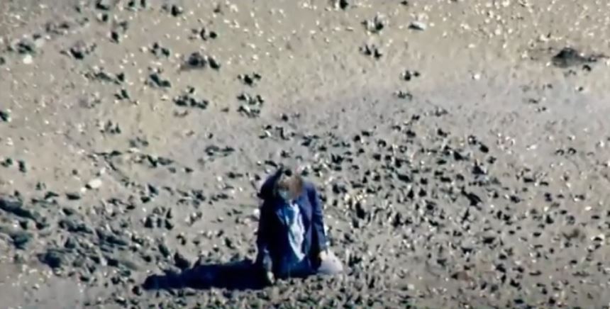 Gruaja fundoset në baltën pranë plazhit, shpëtohet nga zjarrfikësit (VIDEO)