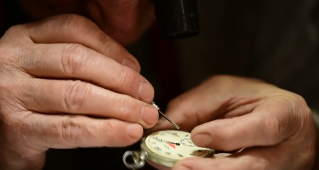 Një jetë në zanatin e orëndreqësit në Gjakovë (VIDEO)