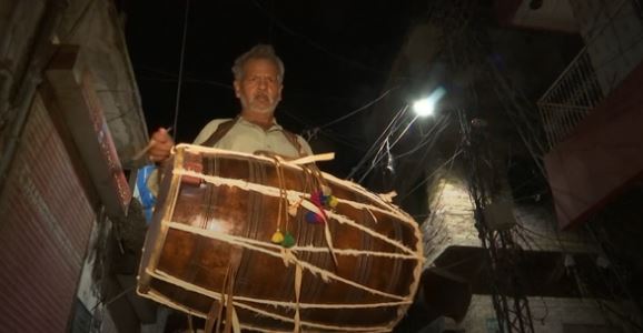 Pakistan: Myslimanët e shënojnë Ramazanin me daulle, ushqim dhe sporte