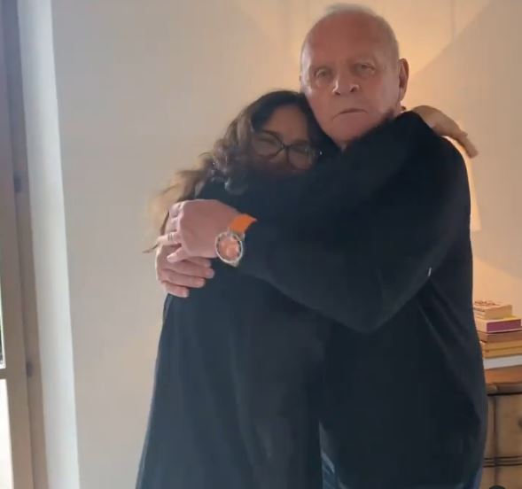 Hopkins feston me Hayek për triumfin në Oscars 2021 (VIDEO)