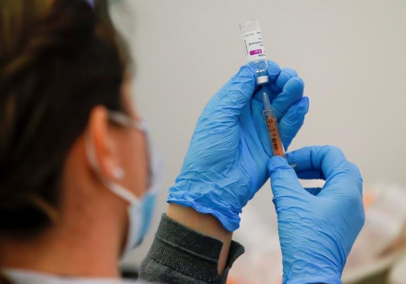 Të moshuarit shfaqën reagime të ngjashme antitrupash ndaj dozës së parë të AstraZeneca dhe Pfizer