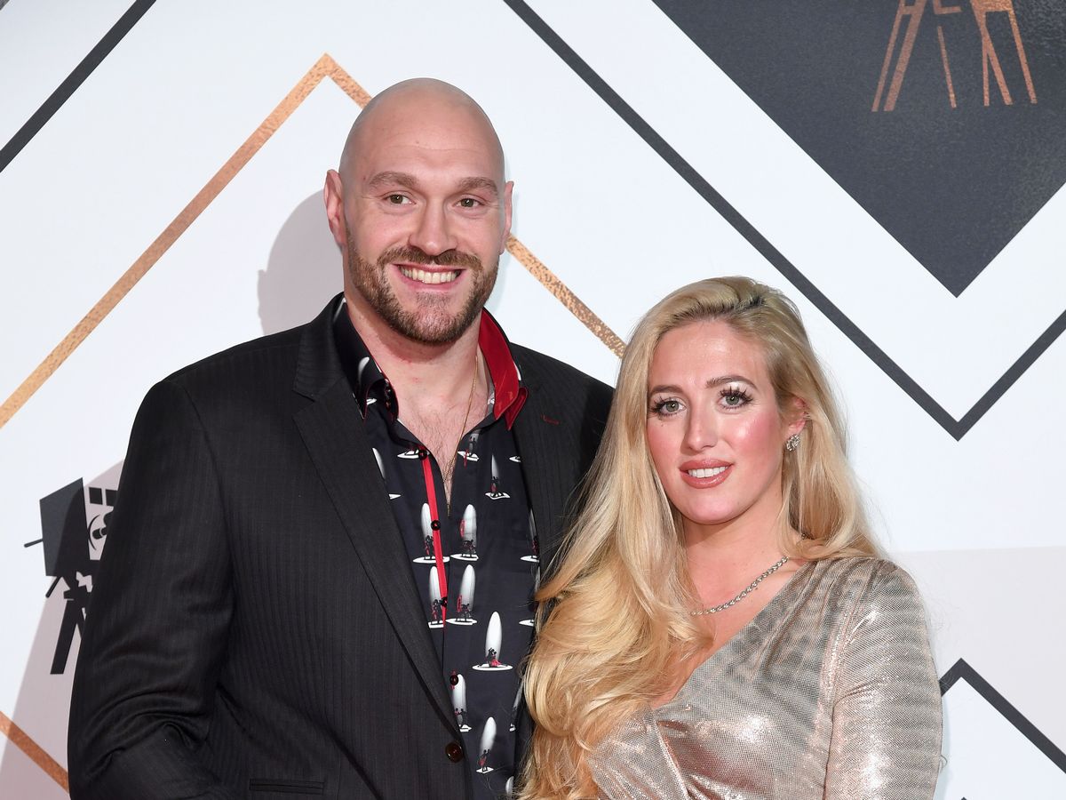 Gruaja e Tyson Fury heq unazën e martesës teksa boksieri stërvitet në Amerikë (FOTO)