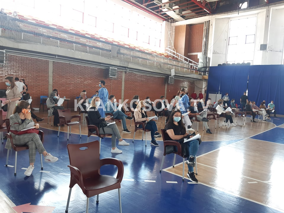 Interesim i shtuar i mjekëve dhe infermierëve për t'u vaksinuar kundër COVID-19 (VIDEO)