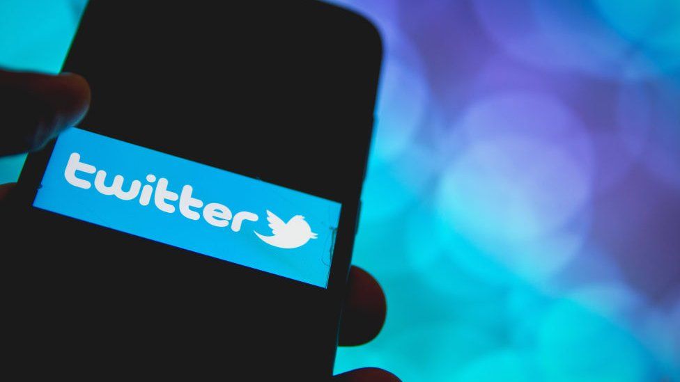 Twitter iu thotë përdoruesve të mendojnë dy herë para se të publikojnë diçka
