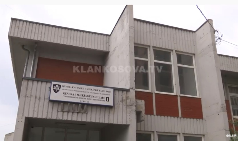 Vaksinimi në Ferizaj nis me tollovi, vazhdon me rregull (VIDEO)
