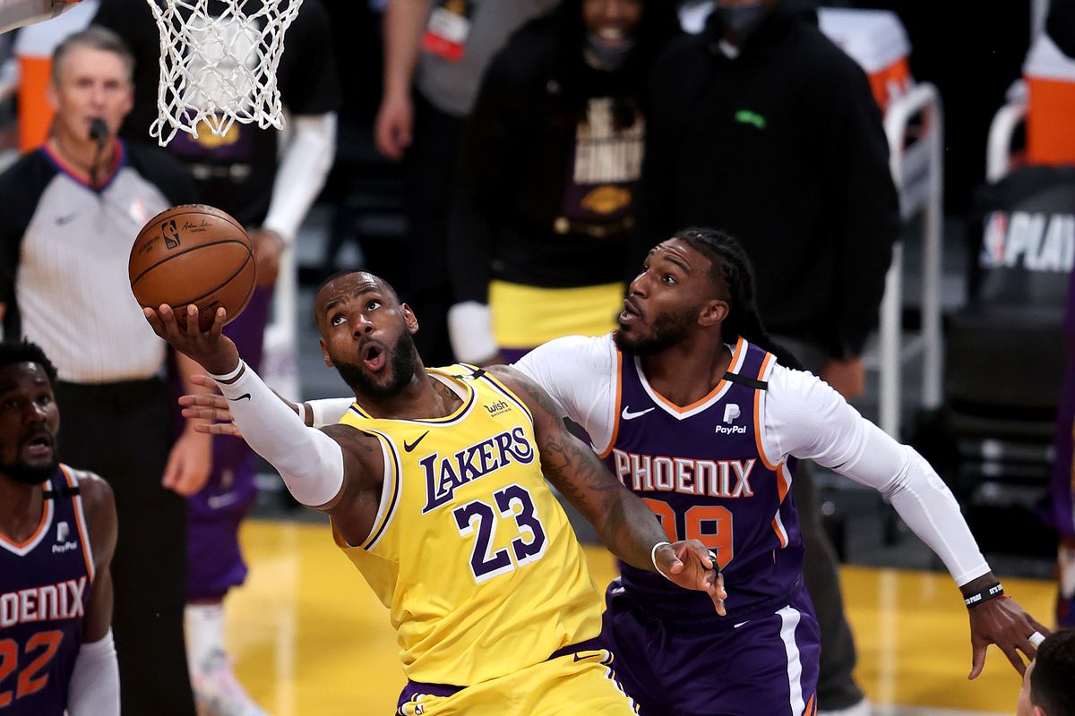 Lakers fitojnë lojë playoff-i në shtëpi pas nëntë vjetësh