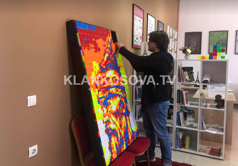 Për ditëlindjen e Skënderbeut, i riu përgatit mozaik të veçantë (FOTO)