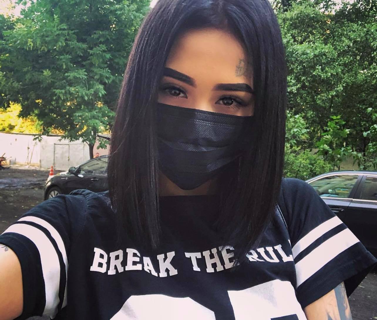 Modelja ruse bën tatuazh fytyrën e reperit kosovar (FOTO)