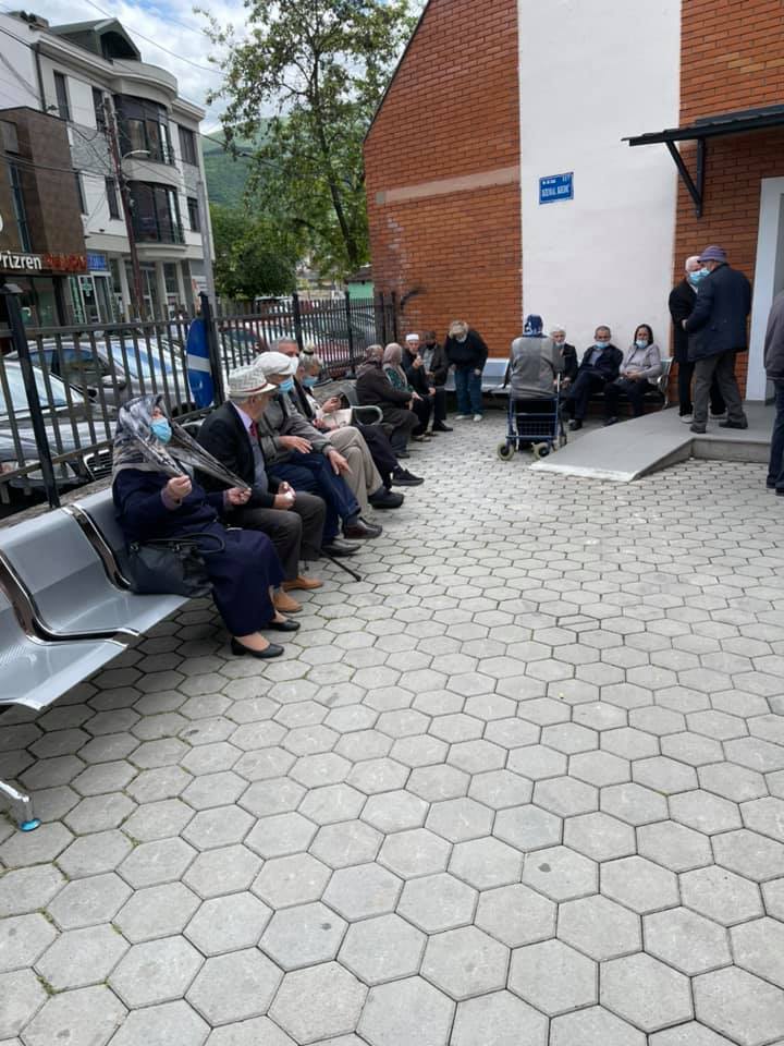 Prizreni furnizohet me mbi 1500 vaksina, të moshuarit presin në radhë për to
