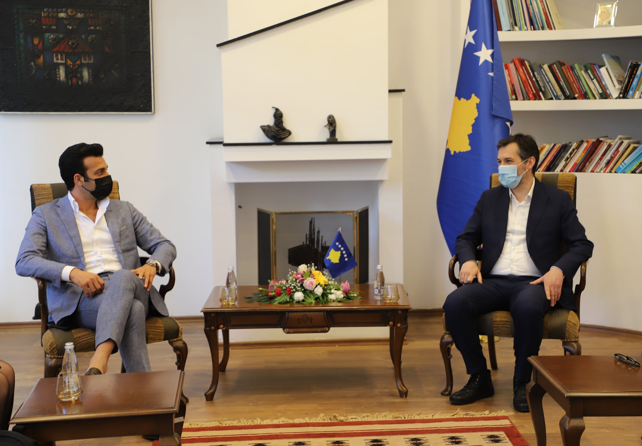 Ministri i Kulturës takohet me tenorin Ramë Lahaj, bisedojnë për artin në Kosovë