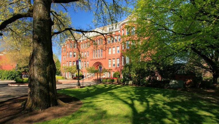 Më shumë se 100 kolegje e universitete amerikane tani u kërkojnë studentëve që t’i marrin vaksinat antiCOVID