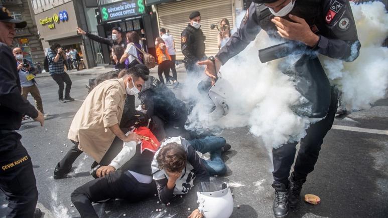 Turqi: Përdoret gaz lotsjellës për të shpërndarë protestuesit e ”1 Majit”, arrestohen dhjetra persona