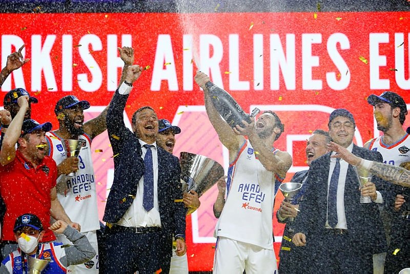 Anadolu Efes fiton për herë të parë titullin e Euroligës në basketboll