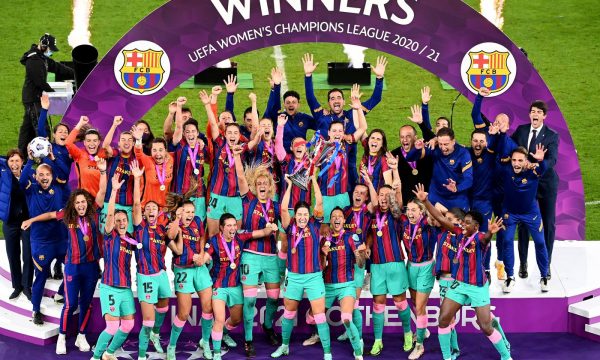 Vashat e Barcelonës "nxjerrin hak" për burrat, fitojnë Champions League (VIDEO)