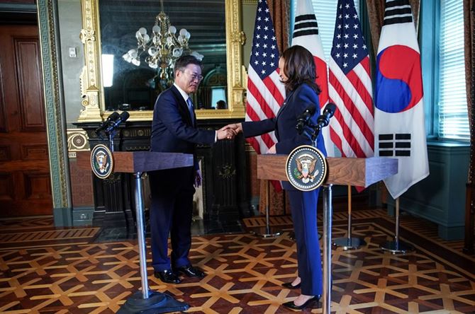 Kamala Harris fshin dorën pasi përshëndetet me presidentin e Koresë së Jugut
