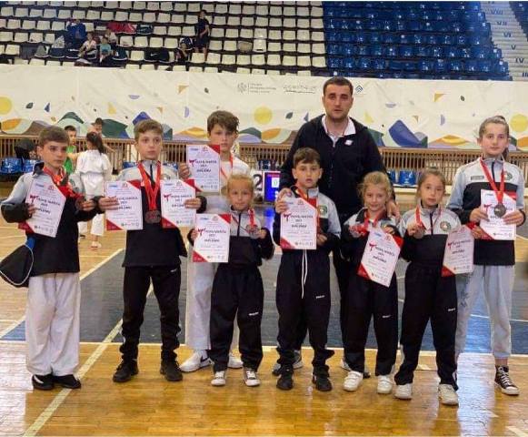 Klubi i karates E&E Wazari kthehet me nëntë medalje nga turneu nderkombetar në Mali të Zi!