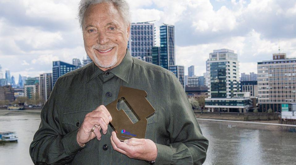 Tom Jones bëhet këngëtari më i vjetër që kryeson tabelën e albumeve në Mbretërinë e Bashkuar