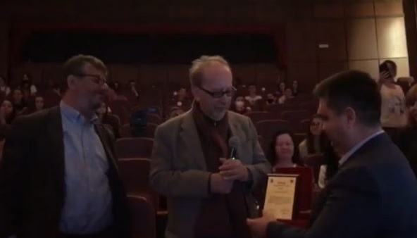 Kadare nderohet me titullin “Nderi i bashkisë Fier”