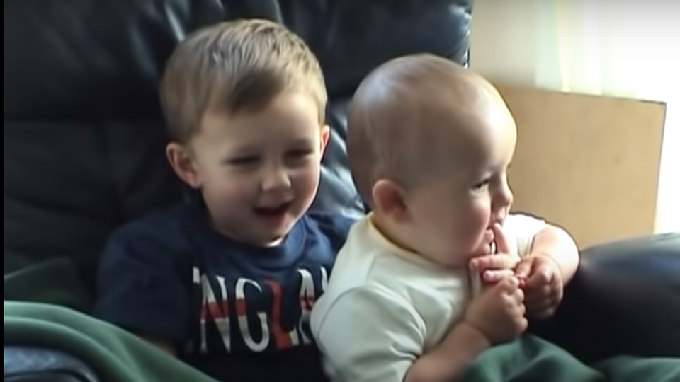 Videoja e “Charlie bit my finger” që bëri më shumë se 883 milionë shikime në YouTube (VIDEO)