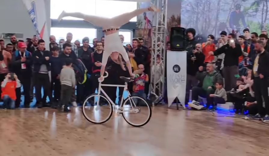 Performanca e rallë e vajzës me biçikletë, duhet ta shihni patjetër (VIDEO)
