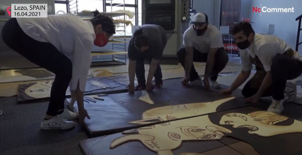 Pastiçierët spanjollë e rikrijojnë me çokollatë pikturën e Picassos (VIDEO)